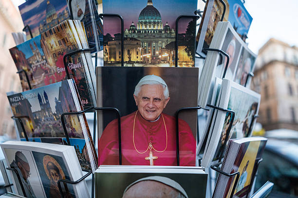 pape cartes postales à rome - bergoglio photos et images de collection