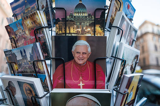 papa postais em roma - bergoglio imagens e fotografias de stock