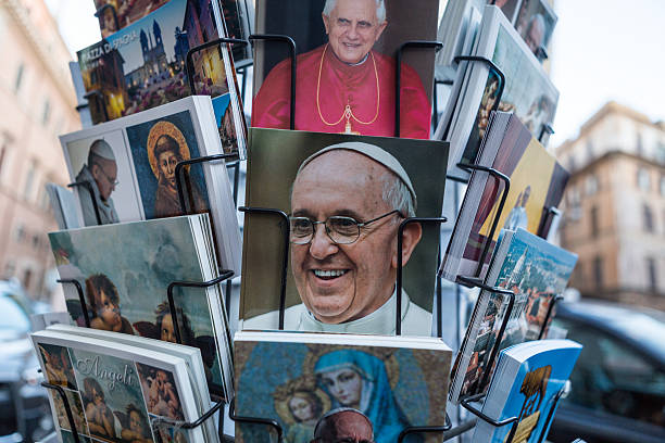 papa postais em roma - bergoglio imagens e fotografias de stock