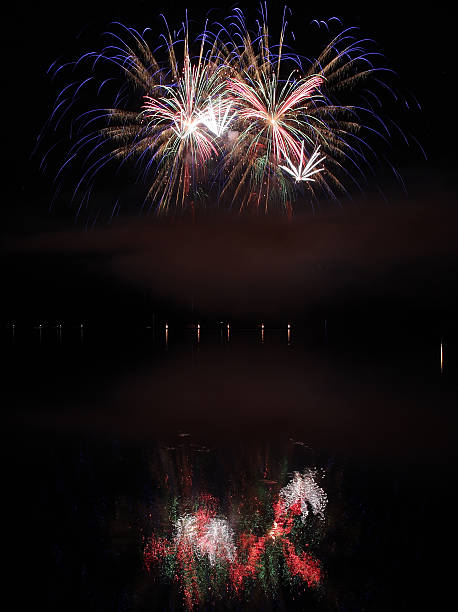 fogos de artifício coloridos com reflexão do lago. - independence spark fire flame imagens e fotografias de stock