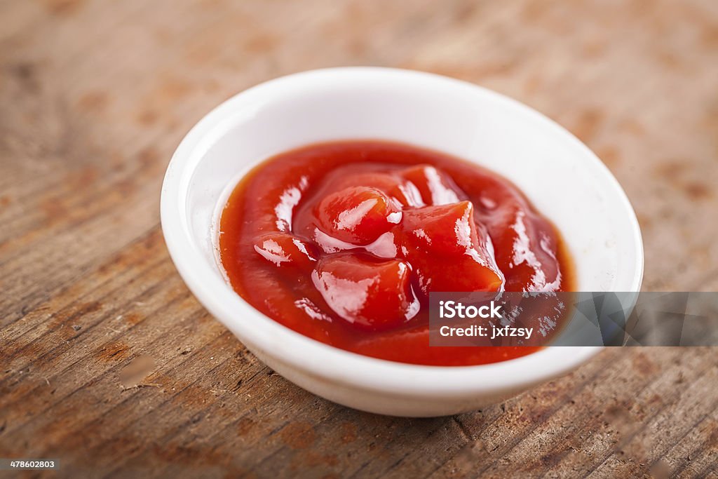 ketchup sur table - Photo de Aliment libre de droits