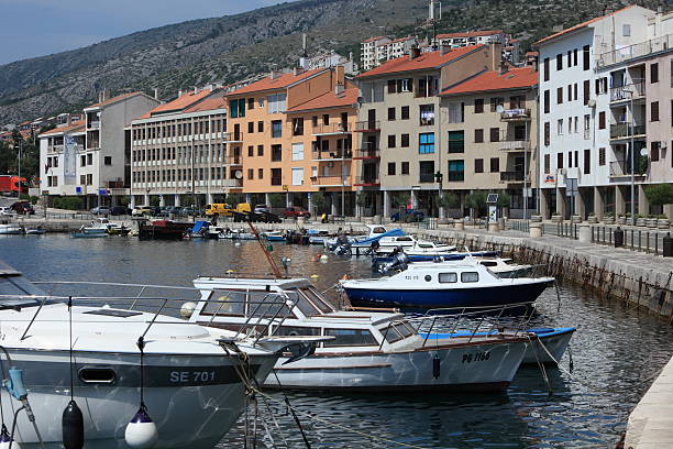 la ciudad de senj en croacia - hausdach fotografías e imágenes de stock