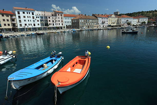 la ciudad de senj en croacia - hausdach fotografías e imágenes de stock