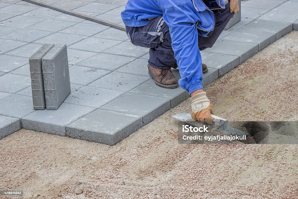 Travaillant sur Gravier détruit avant de jeter patio ciel ouvert pavé - Photo de Voie d'accès au garage libre de droits