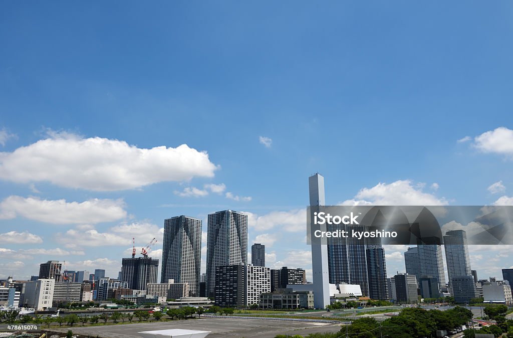 東京の都会の街並みを背景に青い空、コピースペース付き - 2015年のロイヤリティフリーストックフォト