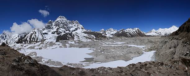 view of ngozumba 氷河、ゴーキョ ri とチョ oyu - renjo la ストックフォトと画像