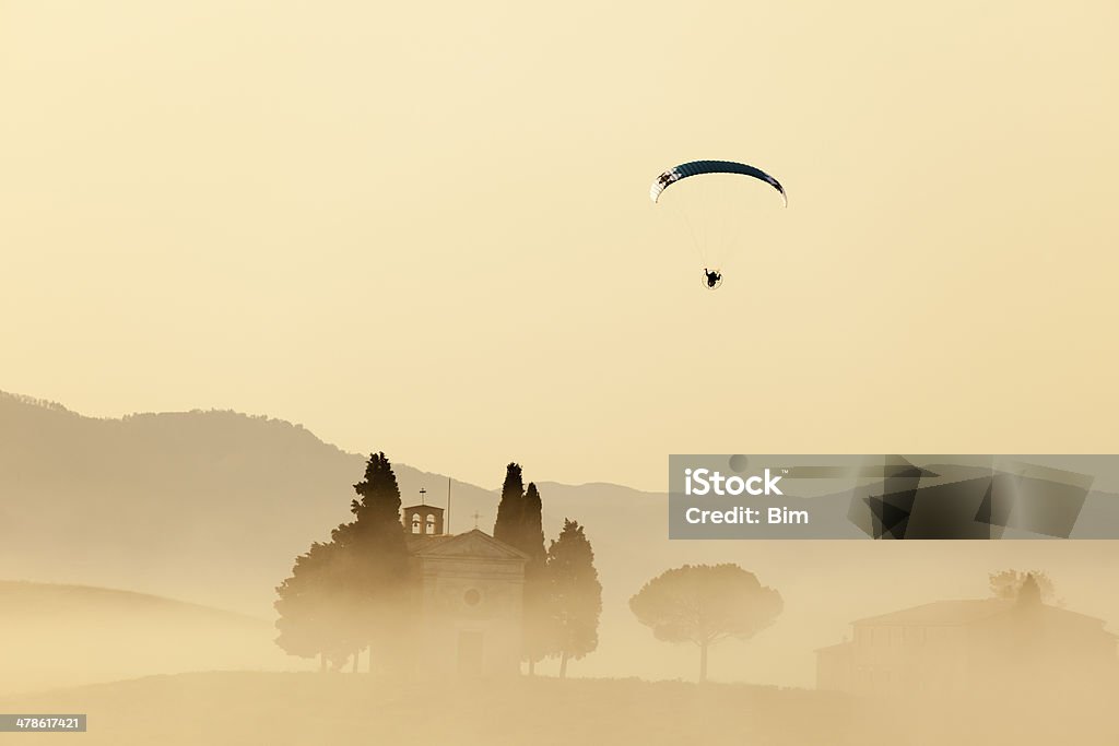 Parapente au-dessus de la Toscane - Photo de Parapente libre de droits