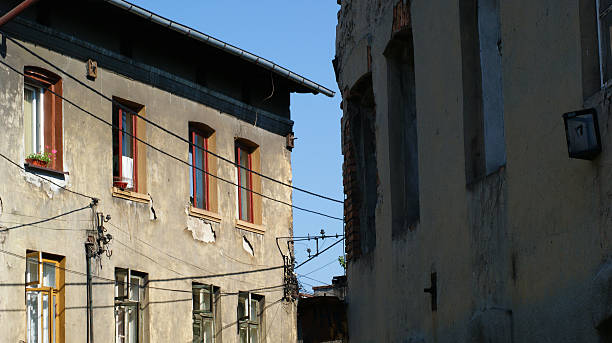 hogar de las ruinas - slum living fotos fotografías e imágenes de stock