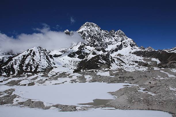 凍った湖で ngozumba 氷河と phari lapcha - glacier himalayas frozen lake ストックフォトと画像