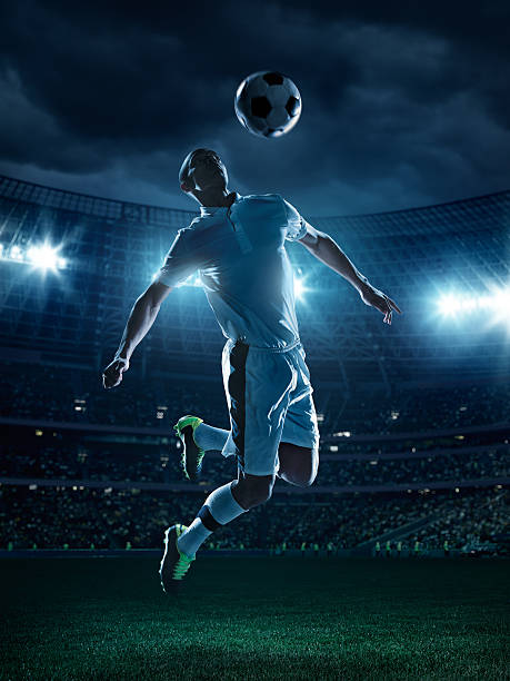 football joueur shootant dans un ballon - soccer player men flying kicking photos et images de collection