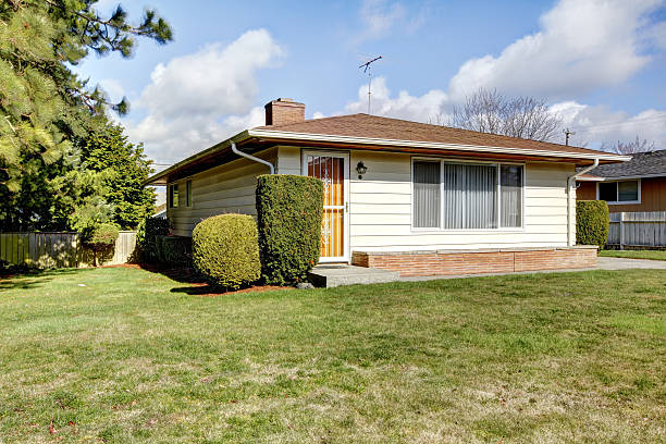 istock House exterior. One story small building 478626017