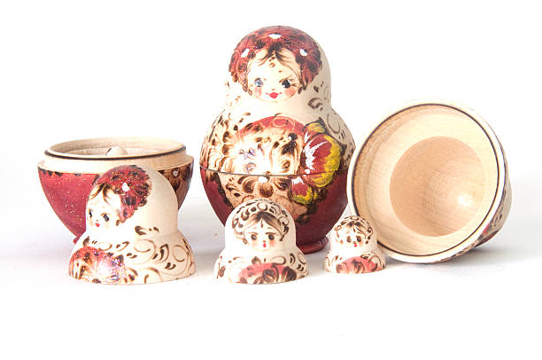 bonecas russas de nidificação (babushka) meia aberto - russian nesting doll skill doll russia - fotografias e filmes do acervo