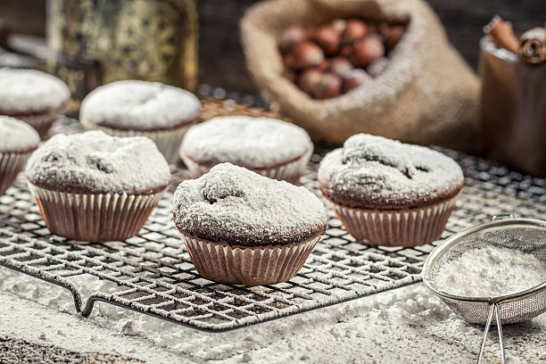 muffin alla vaniglia con zucchero a velo decorato - biscuit cookie cake variation foto e immagini stock