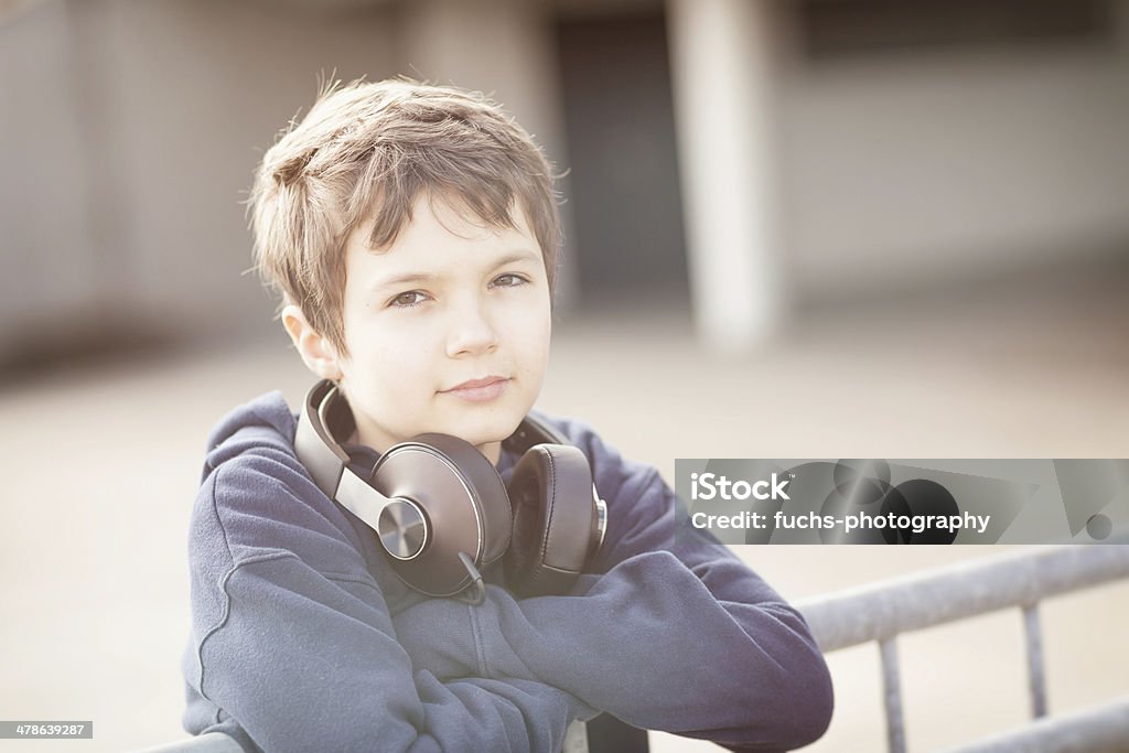 Young boy con auriculares en estilo vintage - Foto de stock de Adulto joven libre de derechos