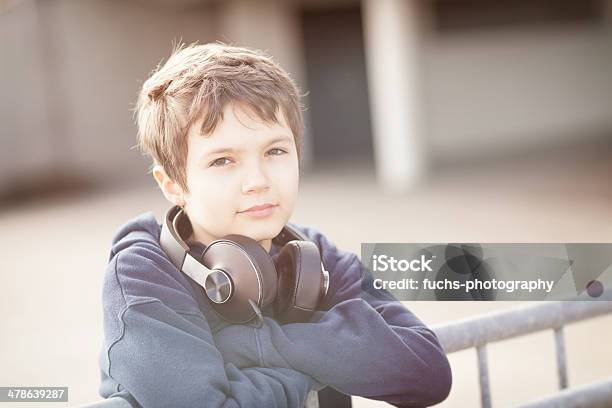 Young Boy Con Auriculares En Estilo Vintage Foto de stock y más banco de imágenes de Adulto joven - Adulto joven, Aire libre, Alegre