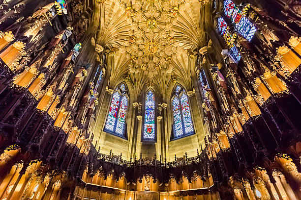 belle arche de la cathédrale d'édimbourg - cathedral gothic style indoors church photos et images de collection