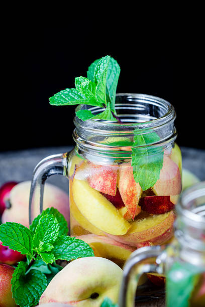 boião delicious bebida refrescante de pêssego frutas ameixa - plum fruit organic food and drink imagens e fotografias de stock
