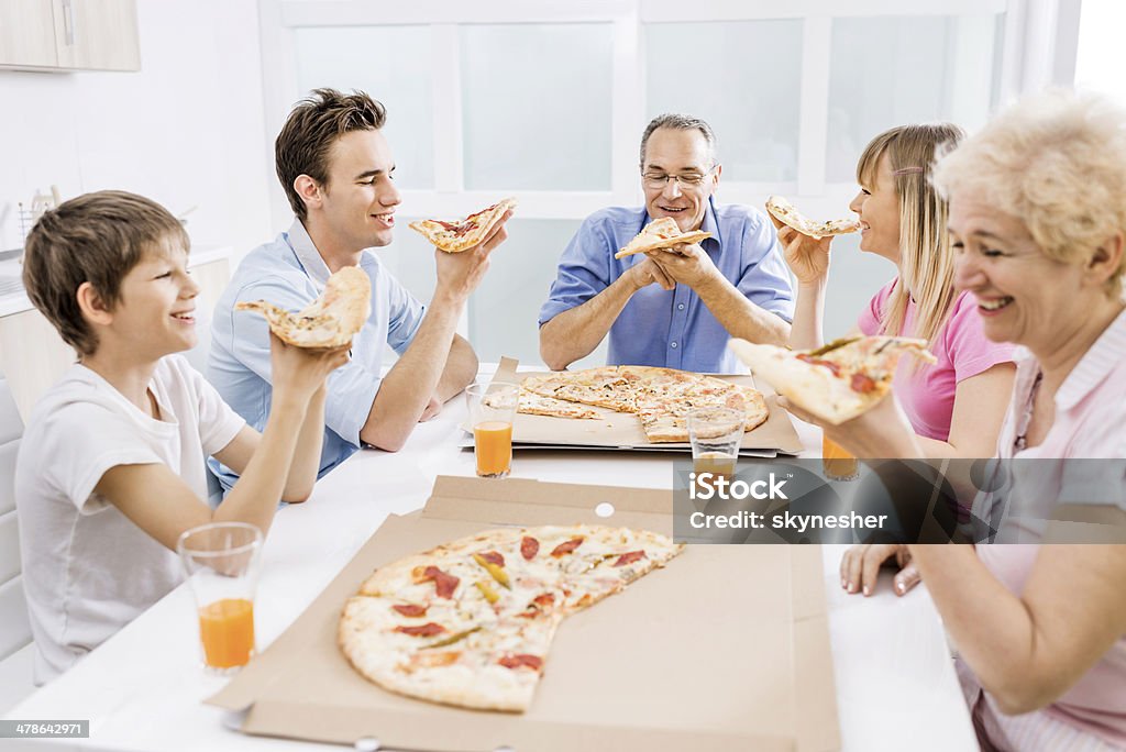 Família comendo pizza para o almoço. - Foto de stock de Adolescente royalty-free