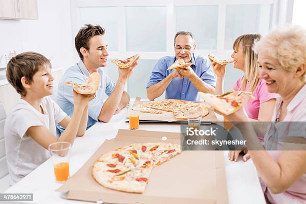 Foto de Família Comendo Pizza Para O Almoço e mais fotos de stock de Adolescente - Adolescente, Adolescentes Meninas, Adolescência