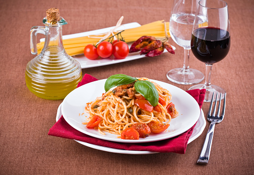 Spaghetti with tuna, cherry tomatoes and capers.