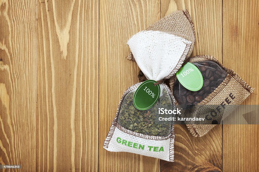 Kaffee und Tee und kleine Taschen - Lizenzfrei Ansicht aus erhöhter Perspektive Stock-Foto