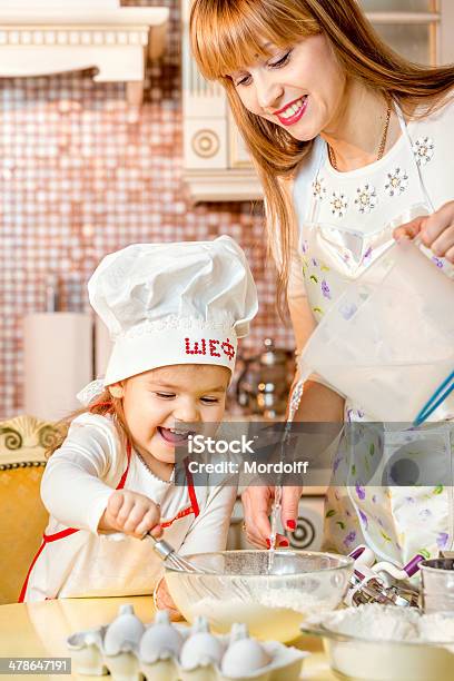 Foto de Engraçado Cooks e mais fotos de stock de 2-3 Anos - 2-3 Anos, 30 Anos, Adulto