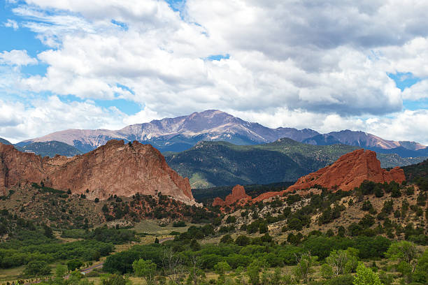 pikes peak en un día de verano - garden of the gods fotografías e imágenes de stock