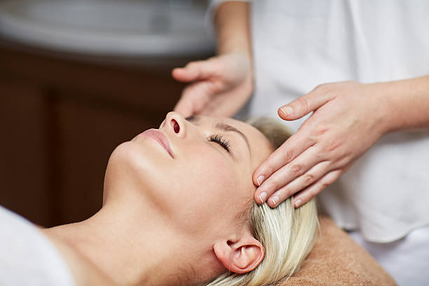 zbliżenie kobieta o twarzy masaż w spa - head massage zdjęcia i obrazy z banku zdjęć