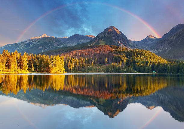 lac de montagne paysage avec arc-en-ciel, strbske pleso en slovaquie - monts de tatra photos et images de collection