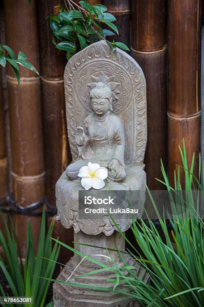Buddha Statua In Giardino Con Fiore Di Frangipani - Fotografie stock e altre immagini di Ambientazione tranquilla - Ambientazione tranquilla, Bambù - Graminacee, Buddha
