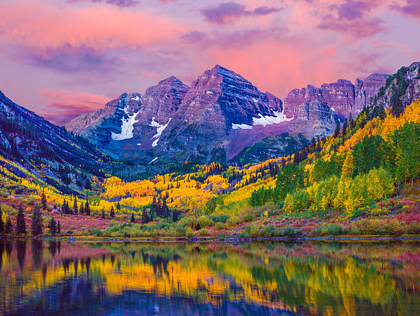 maroon bells árboles otoño aspen, el lago reflection, aspen colorado - salida del sol fotos fotografías e imágenes de stock