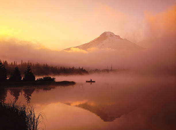 nebbia mattina, canoa, con il riflesso del monte hood, o - volcano lake mountain mountain range foto e immagini stock