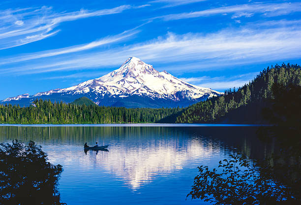 Spring morning with the reflection of  Mt. Hood, OR Spring morning at Trillium Lake with Mt. Hood reflection in the deep blue rippling water cascade range photos stock pictures, royalty-free photos & images