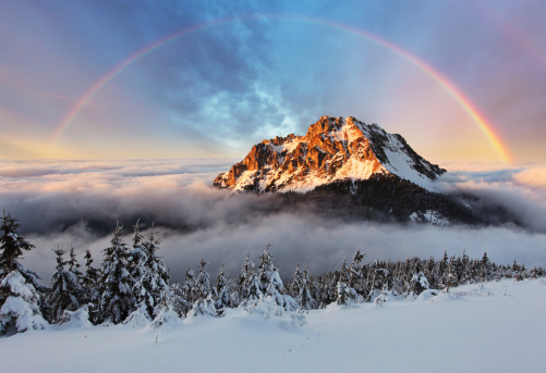 El pico de la montaña en invierno, Eslovaquia Fatra a las montañas photo