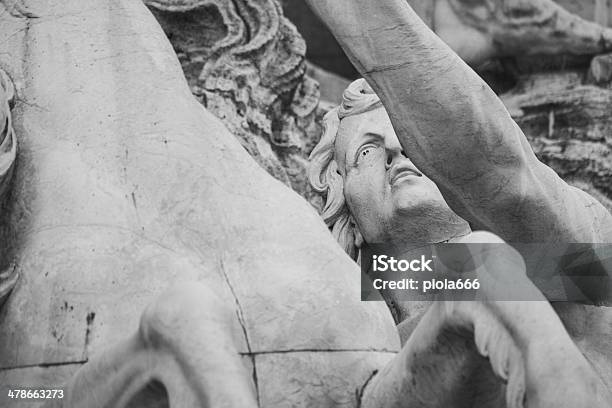 Detalles De Las Estatuas Históricas En Fontana De Trevi De Roma Foto de stock y más banco de imágenes de Aire libre