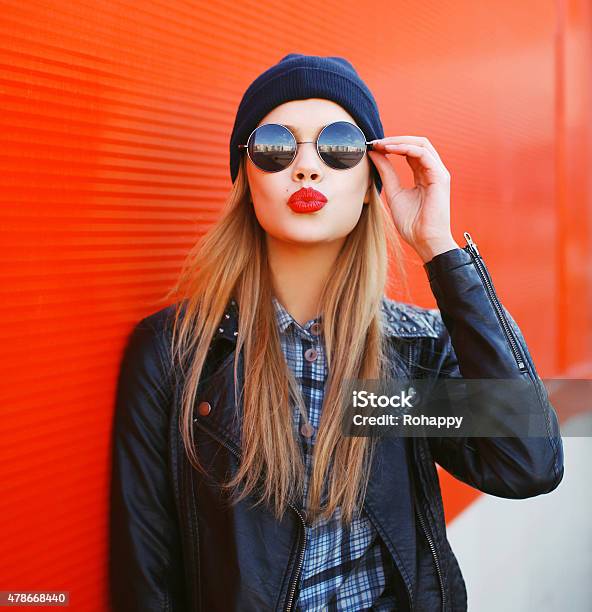 Foto de Retrato Da Moda De Menina Loira Com Batom Vermelho Usando Um e mais fotos de stock de Mulheres