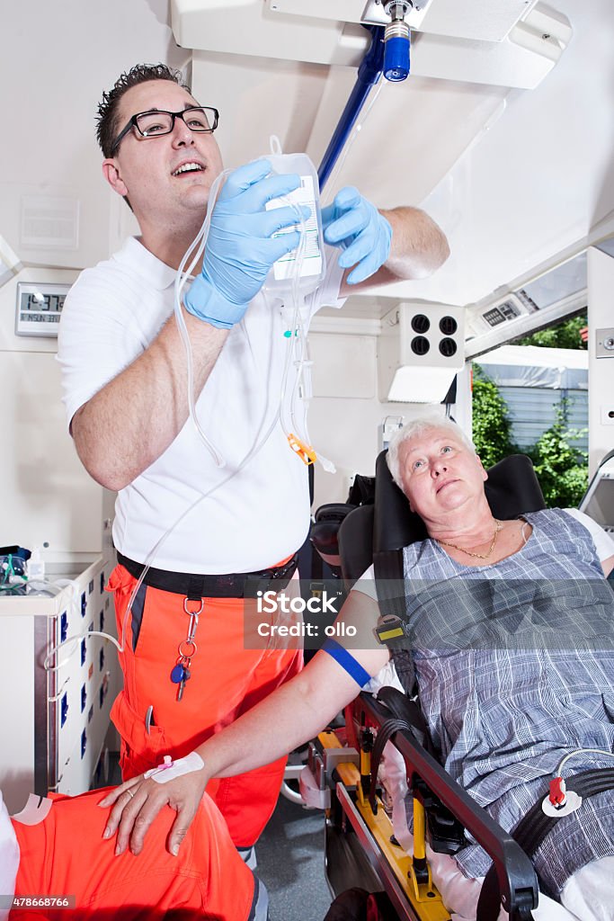 Paramedics ambulancia de emergencia de primeros auxilios para infusión - Foto de stock de 2015 libre de derechos