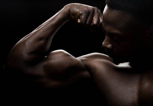 muskuläre schwarzer mann posieren - body building men flexing muscles male stock-fotos und bilder