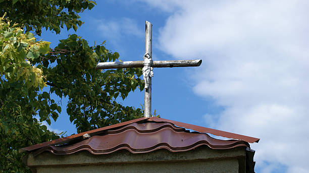 クロスの屋根のチャペル - weatered ストックフォトと画像