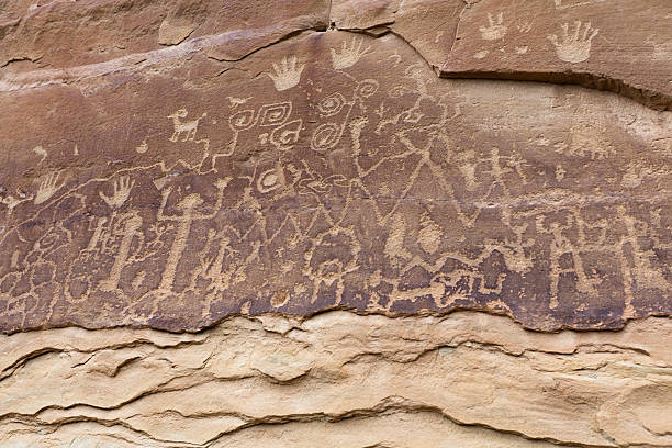 페트로글리프 in mesa 베르데 국립 공원 콜로라드, usa). - cave painting north american tribal culture ancient pueblo 뉴스 사진 이미지