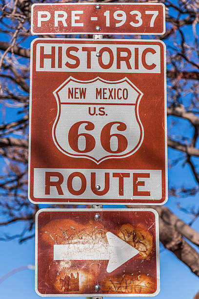 la route 66, à santa fe, au nouveau-mexique - new mexico sign santa fe new mexico road trip photos et images de collection