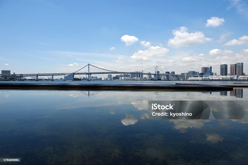 人工池での東京湾や都会の街並みの眺め - 2015年のロイヤリティフリーストックフォト
