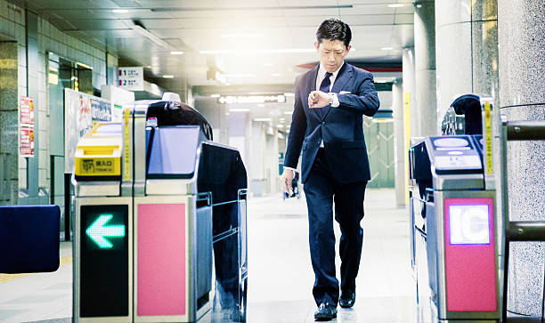 日本のビジネスマンお急ぎのお客様には、地下鉄出口をお探しに - businessman checking the time men male ストックフォトと画像