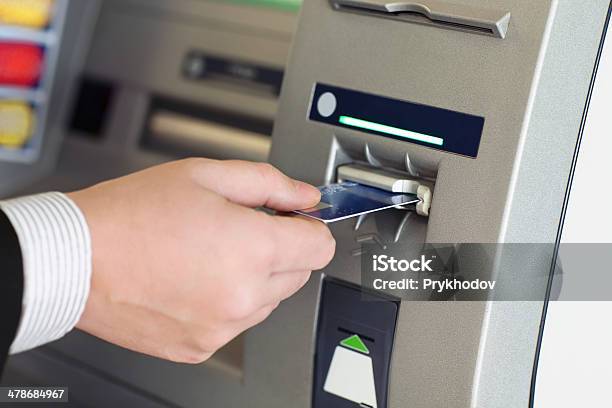 Homem De Negócios Mão Insere O Cartão De Crédito No Caixa Automático - Fotografias de stock e mais imagens de Caixa Automático