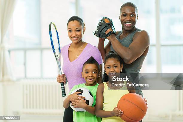 Família De Atletismo - Fotografias de stock e mais imagens de 20-29 Anos - 20-29 Anos, 6-7 Anos, 8-9 Anos