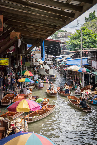 floating market (thaïlande - damnoen saduak floating market photos et images de collection