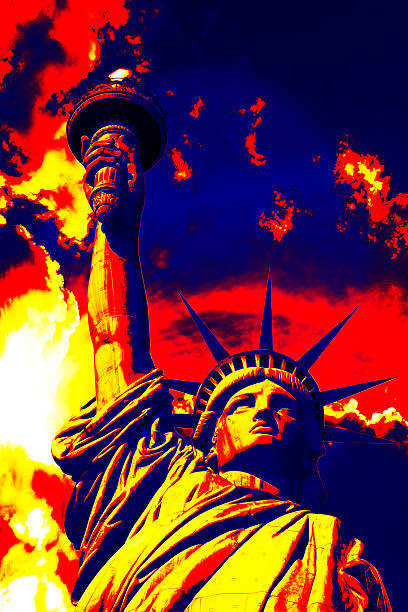 coloré de la statue de la liberté - statue of liberty old fashioned new york city independence photos et images de collection