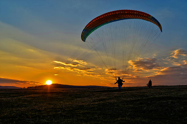 parapente - airplane sky extreme sports men imagens e fotografias de stock