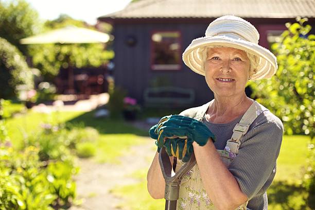 portrait de femme jardinier dans le jardin - vertical garden photos et images de collection