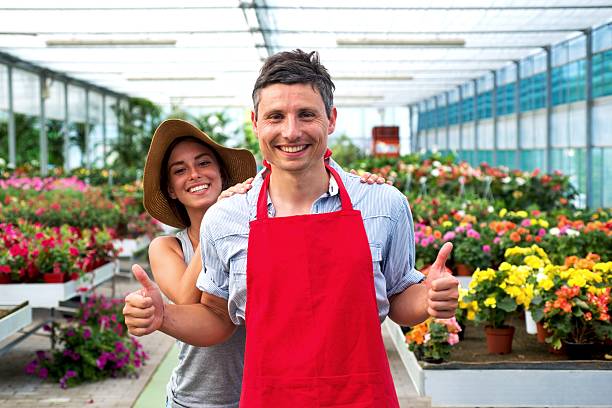 пара в саду center - owner florist sign business стоковые фото и изображения